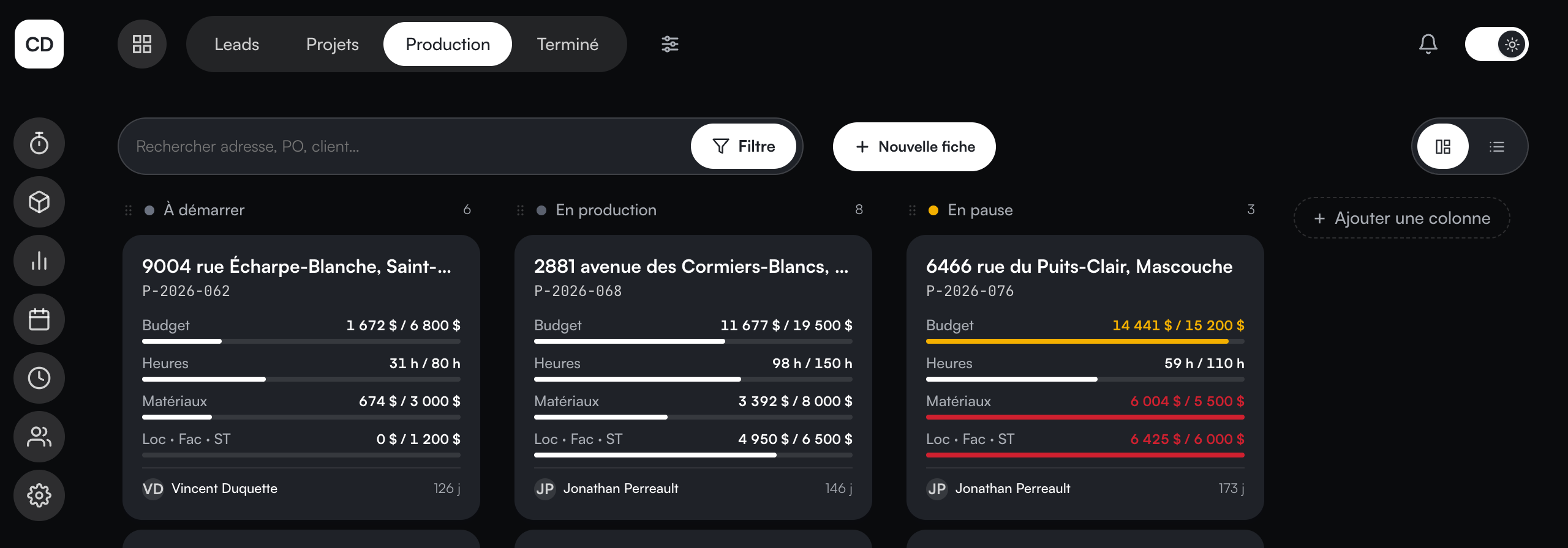 Le tableau Production dans alesk : les projets en colonnes, avec le coût réel, les heures pointées et les matériaux sur chaque carte.